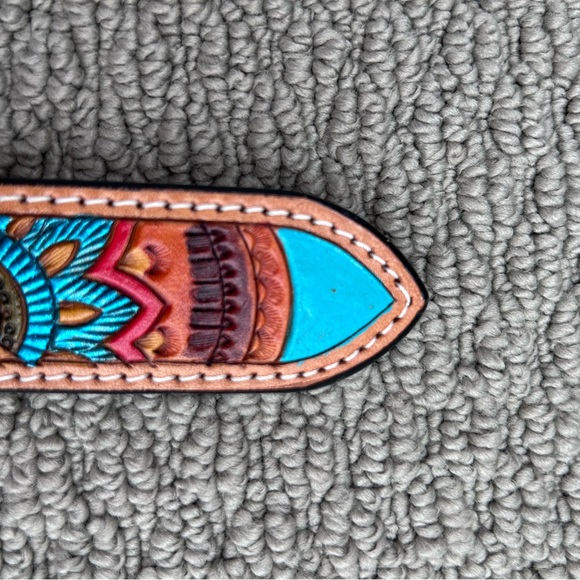 Ariat Womens Tooled Leather Belt
Colorful
A1567008
Western
Rodeo
Equestrian
Sz M - Picture 8 of 15